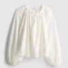 Blusa bordada com mangas balão