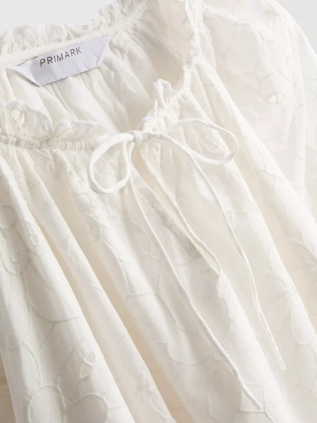 Blusa bordada com mangas balão
