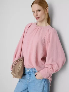 Blusa com mangas balão texturizadas