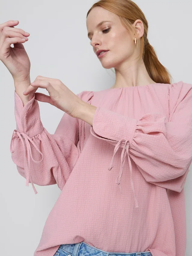 Blusa com mangas balão texturizadas