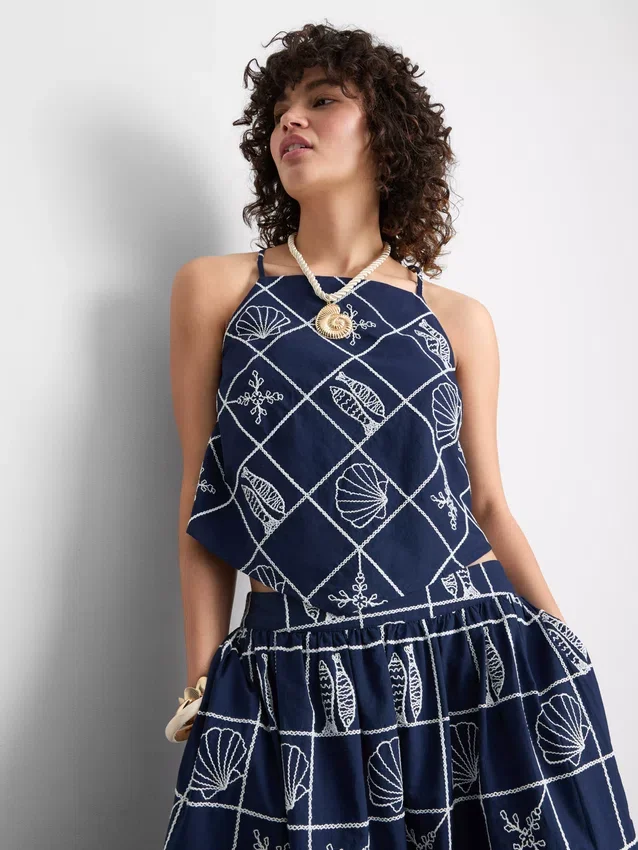 Blusa de algodão com decote halter e detalhes em renda