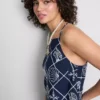 Blusa de algodão com decote halter e detalhes em renda