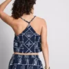 Blusa de algodão com decote halter e detalhes em renda