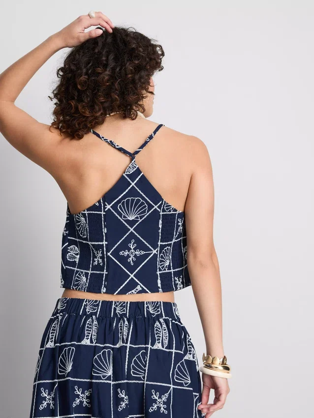 Blusa de algodão com decote halter e detalhes em renda