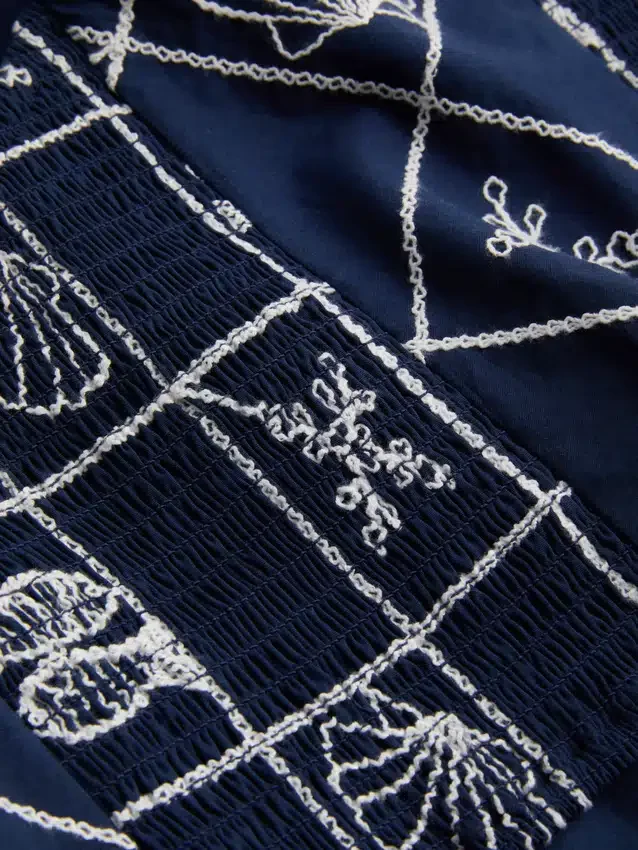 Blusa de algodão com decote halter e detalhes em renda