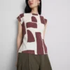 Blusa estampada com mangas curtas