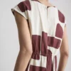 Blusa estampada com mangas curtas