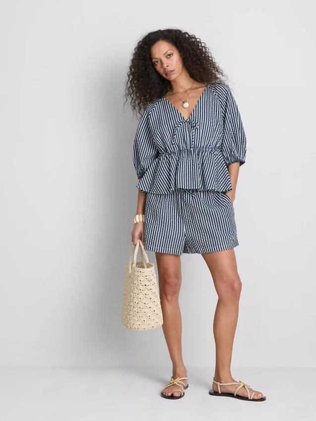 Blusa às riscas em seersucker com mangas bufantes da Paula Echevarría