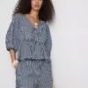 Blusa às riscas em seersucker com mangas bufantes da Paula Echevarría