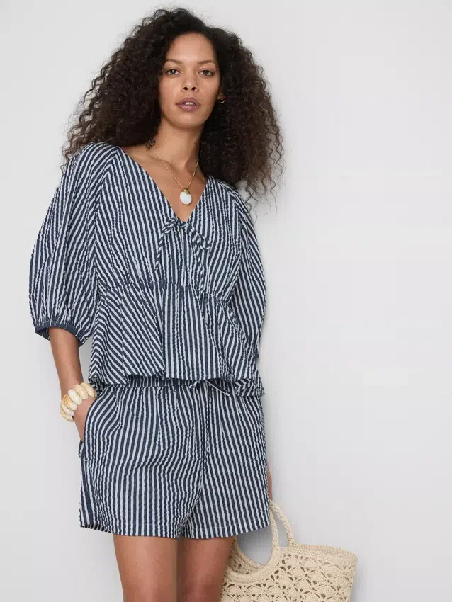 Blusa às riscas em seersucker com mangas bufantes da Paula Echevarría