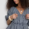 Blusa às riscas em seersucker com mangas bufantes da Paula Echevarría