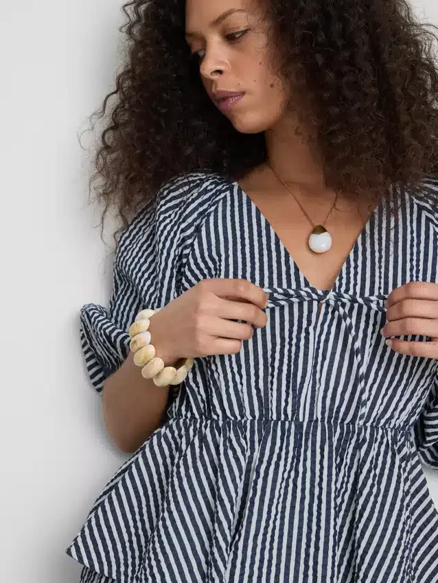 Blusa às riscas em seersucker com mangas bufantes da Paula Echevarría