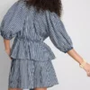 Blusa às riscas em seersucker com mangas bufantes da Paula Echevarría