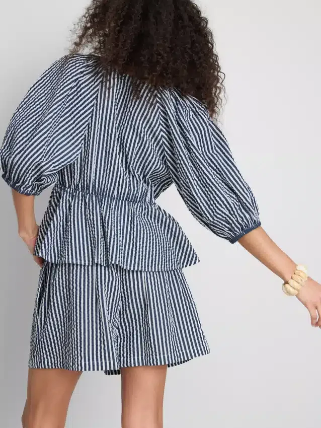Blusa às riscas em seersucker com mangas bufantes da Paula Echevarría