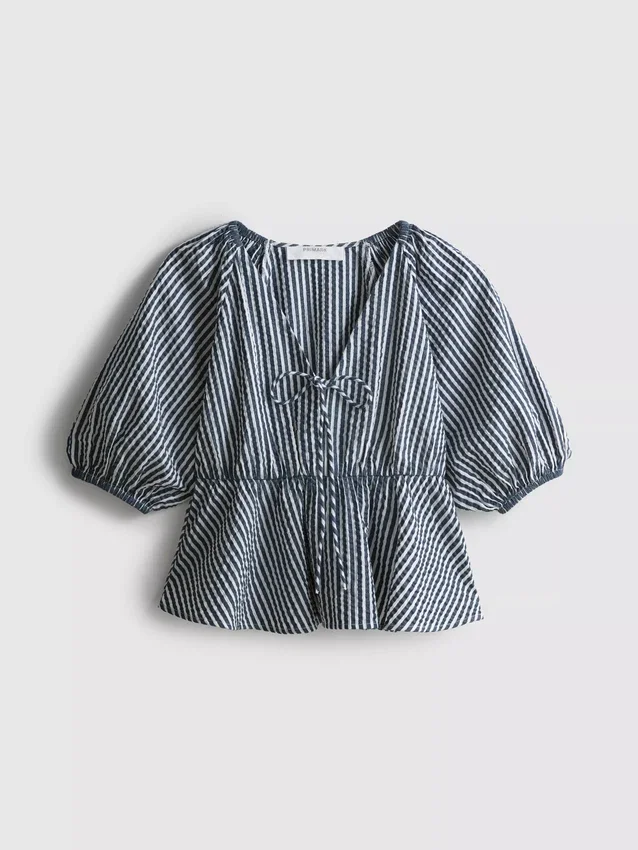 Blusa às riscas em seersucker com mangas bufantes da Paula Echevarría