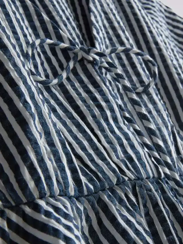 Blusa às riscas em seersucker com mangas bufantes da Paula Echevarría