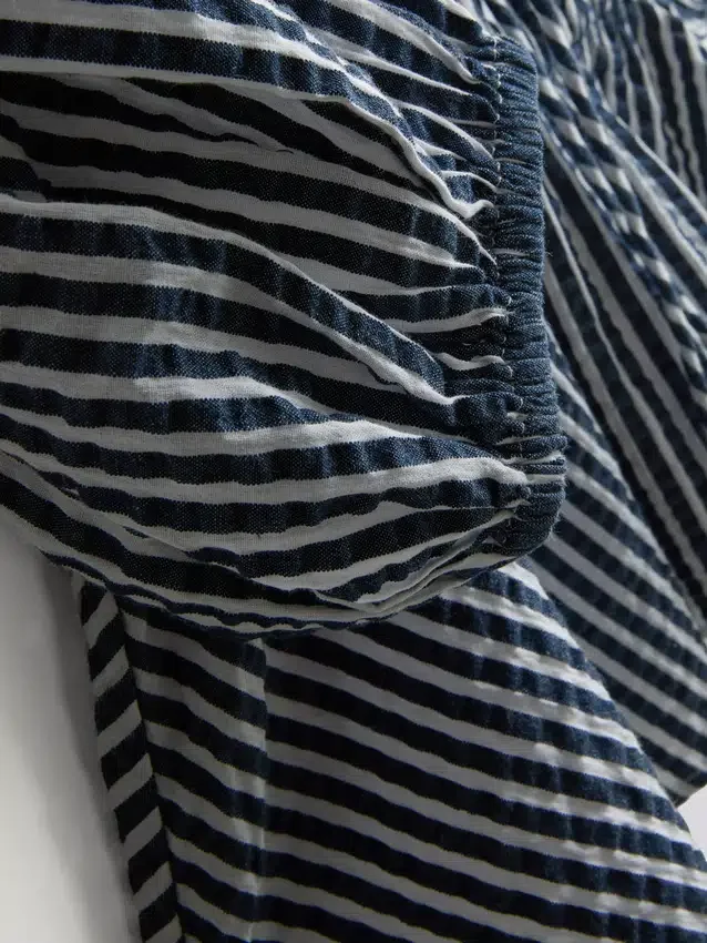 Blusa às riscas em seersucker com mangas bufantes da Paula Echevarría