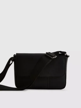 Bolsa a tiracolo com aba