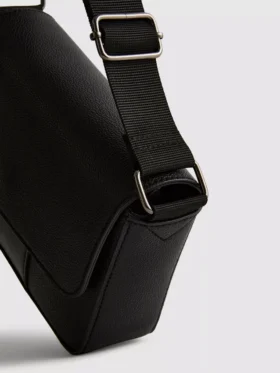 Bolsa a tiracolo com aba