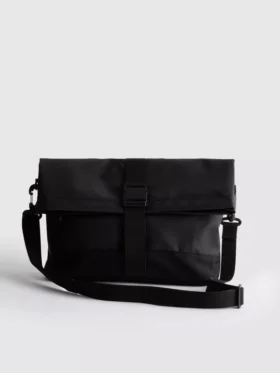 Bolsa a tiracolo com fecho de fivela