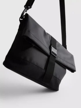Bolsa a tiracolo com fecho de fivela