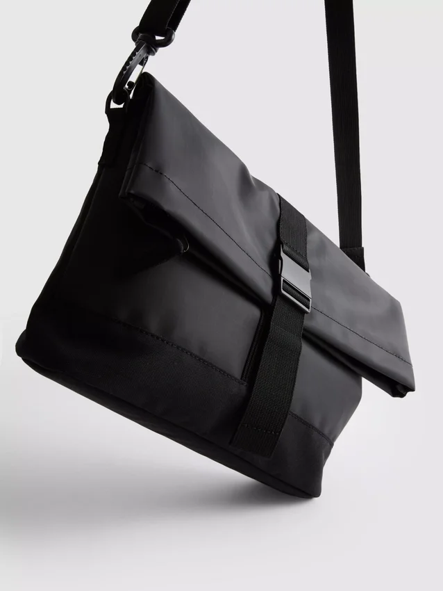 Bolsa a tiracolo com fecho de fivela
