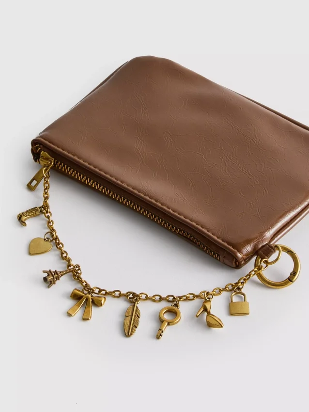 Bolsa com detalhe de pingente