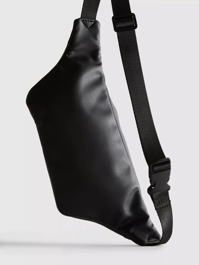Bolsa de cintura em imitação de couro da Disney com o Mickey e os amigos