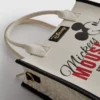 Bolsa de compras em couro sintético da Disney com o Mickey e os amigos