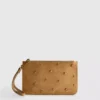 Bolsa de pulso com tachas em forma de coração