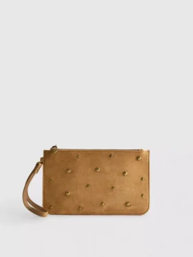 Bolsa de pulso com tachas em forma de coração