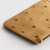 Bolsa de pulso com tachas em forma de coração