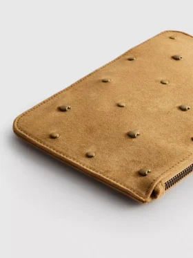 Bolsa de pulso com tachas em forma de coração