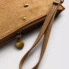 Bolsa de pulso com tachas em forma de coração