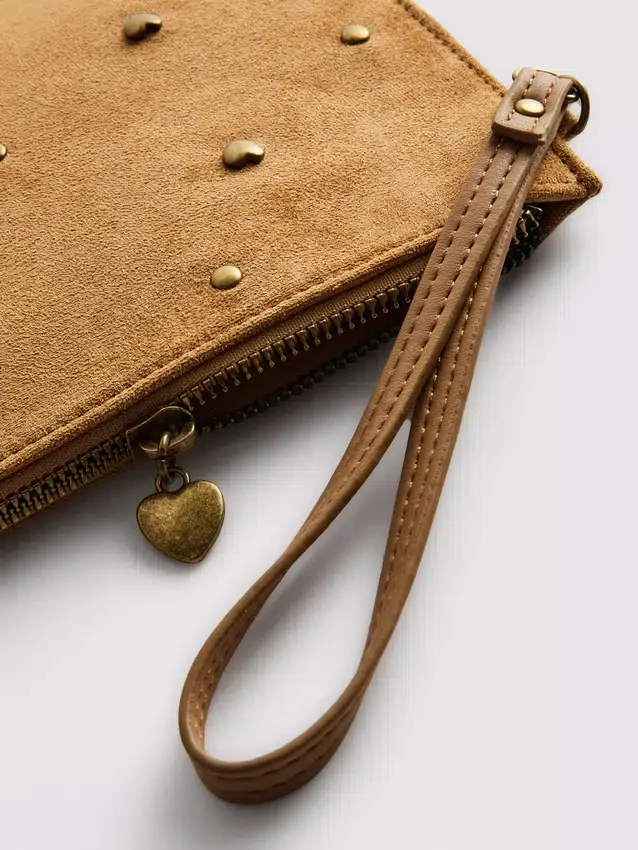 Bolsa de pulso com tachas em forma de coração