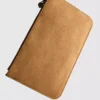 Bolsa de pulso com tachas em forma de coração