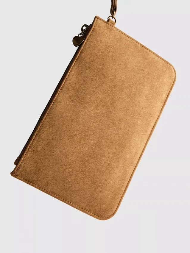 Bolsa de pulso com tachas em forma de coração