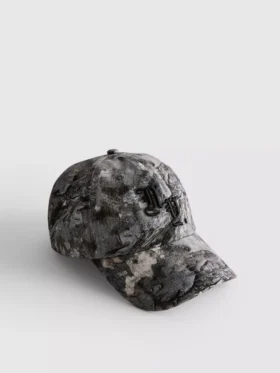 Boné de basebol com padrão de camuflagem