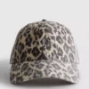 Boné de basebol com padrão de leopardo