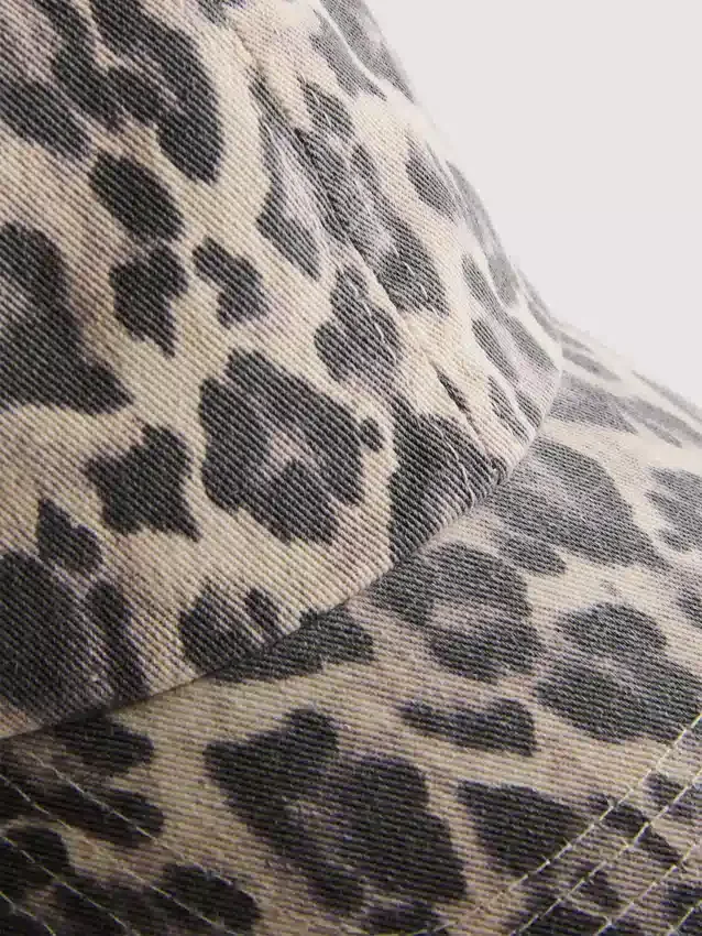 Boné de basebol com padrão de leopardo