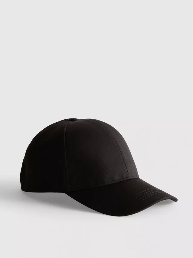 Boné de basebol essencial
