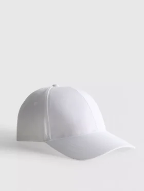 Boné de basebol essencial