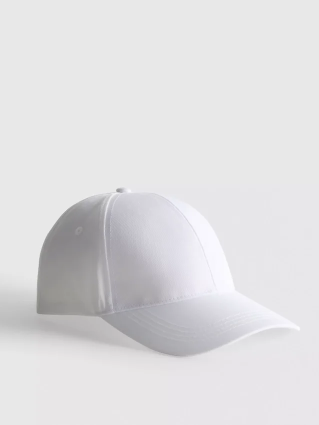 Boné de basebol essencial