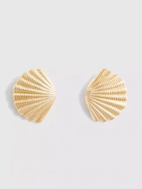 Brincos de pino com concha