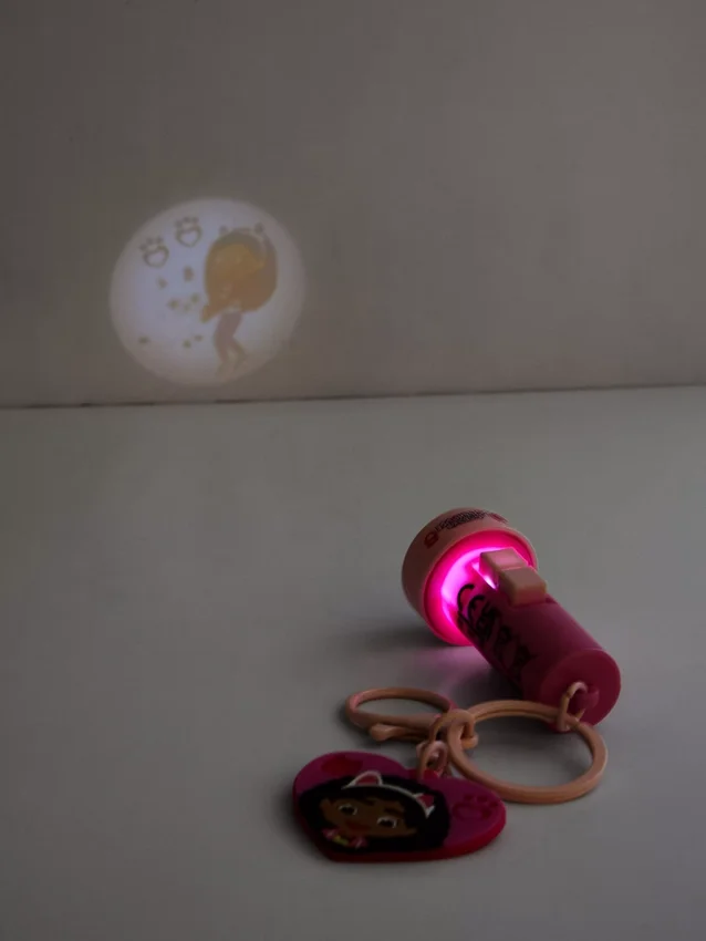 Brinquedo lanterna com projeção da «Gabby’s Dollhouse»