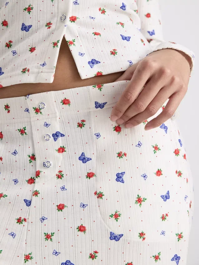 Calças de pijama com padrão de borboletas em canelado