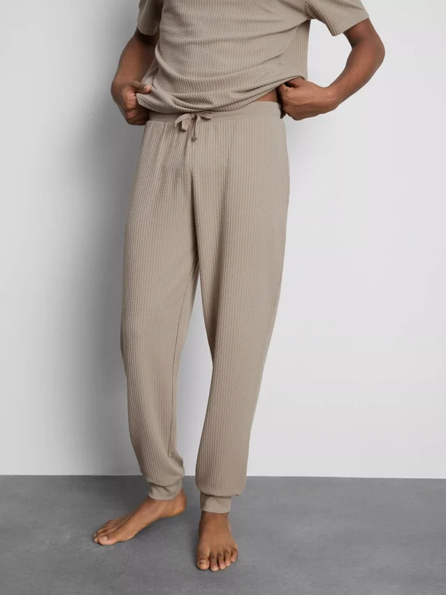 Calças de pijama às riscas texturizadas