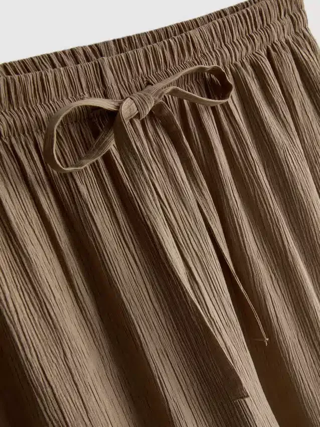 Calças largas com efeito enrugado