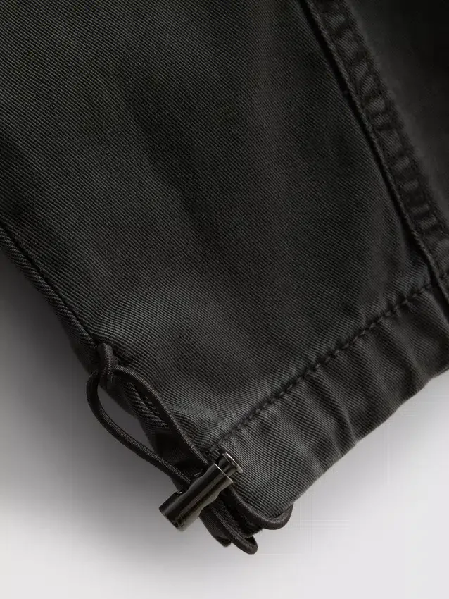 Calças utilitárias de perna larga com detalhes nas costuras