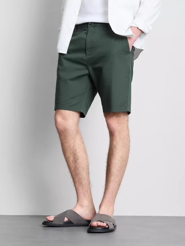 Calções chino com elevada proporção de algodão